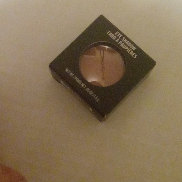 Mac long lasting eyeshadow in girlie nww - Picture 8 of 11